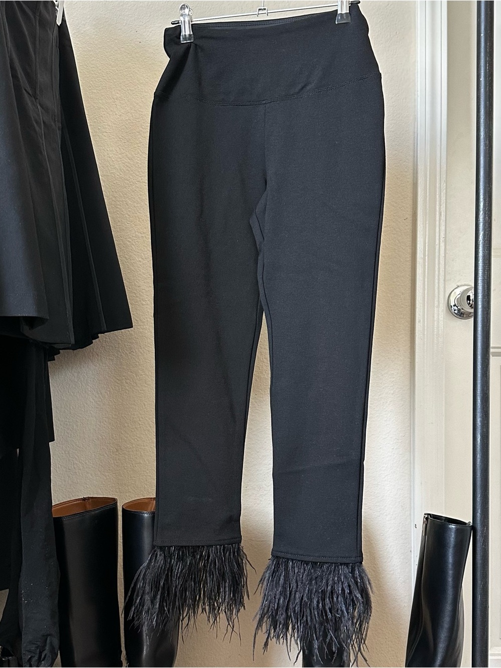 Trendy Black Feather Capris Capri Pants Size XS petite short